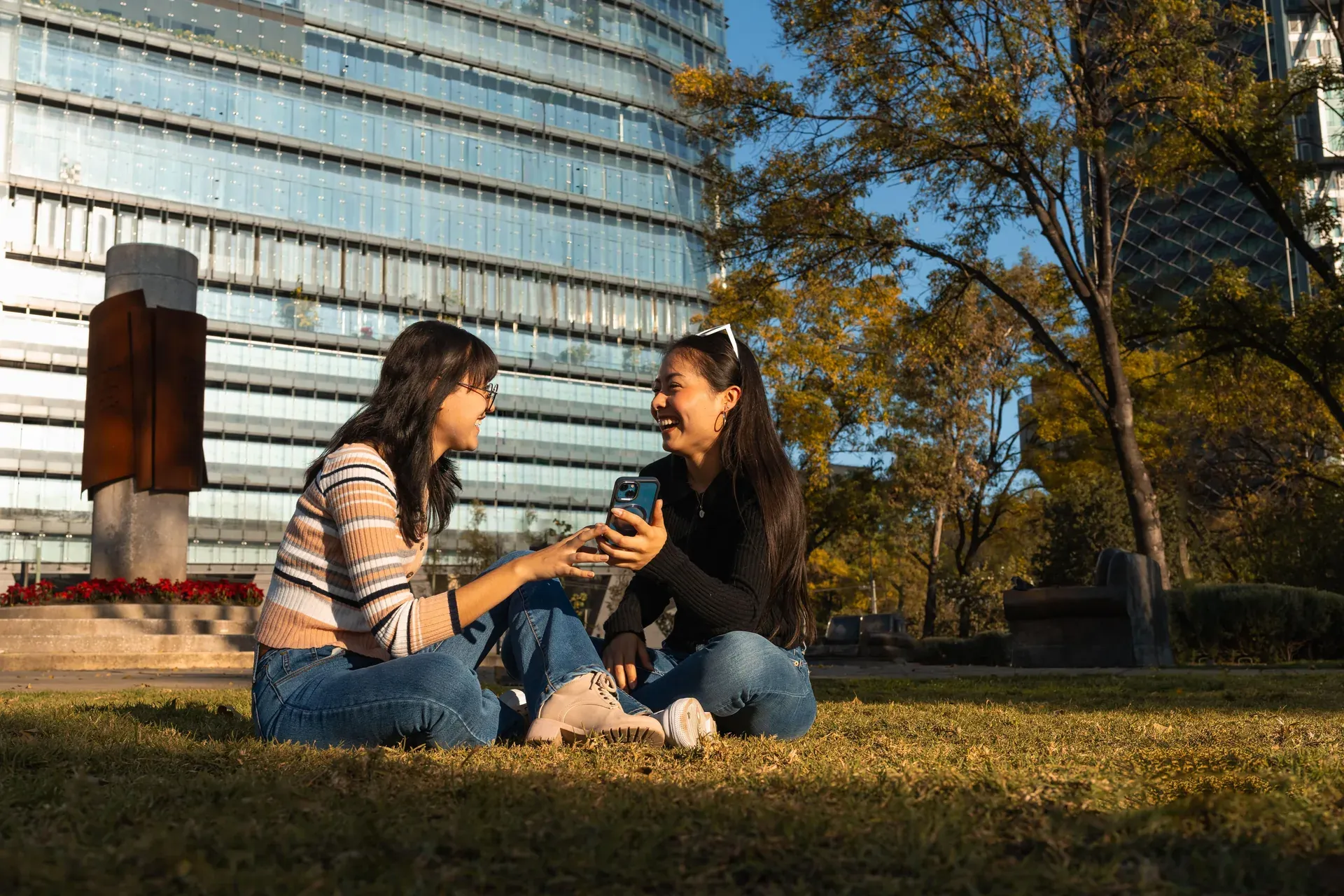Mujer revisando la app en un paseo urbano