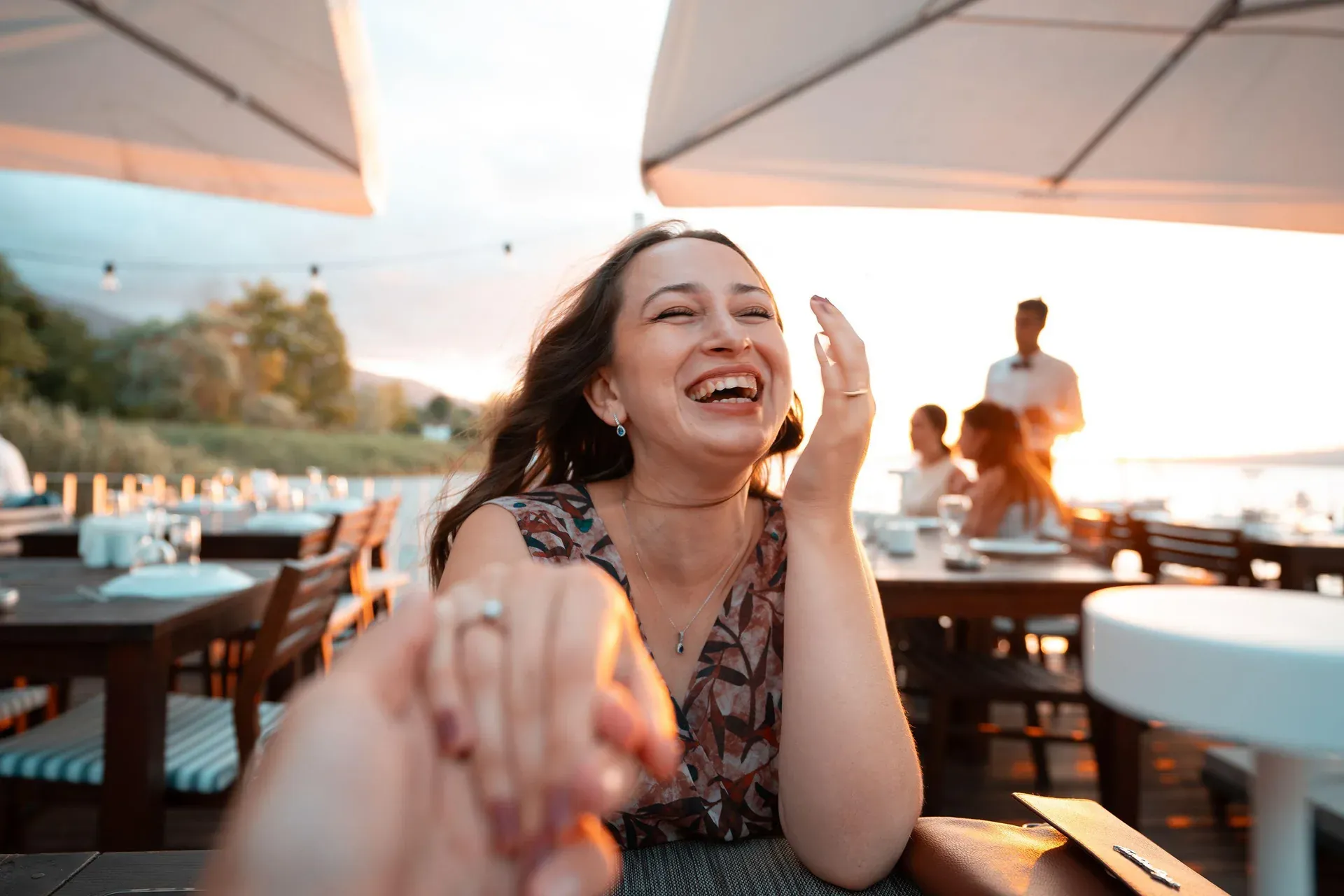 Pareja en una terraza durante una cita elegante